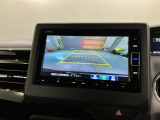 リバースギアに入れるだけで後方の表示へ切り替わります。夜間や雨の日の駐車も楽になりますよ。