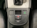 セレクトレバーの下に電子制御パーキングブレーキがあります。スイッチひとつで、停車した地点の傾斜などをシステムが検知・判断してブレーキ力を自動的に最適制御し、しっかり停車できるパーキングシステムです。