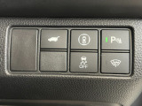運転席右側に電動リアゲートのスイッチやパーキングセンサーのスイッチ等がついています。