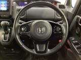 ハンドルにHondaセンシング系のクルーズコントロールやレーンキープアシストなどのスイッチと、オーディオの操作スイッチが装備されています。ハンドルから手を離さず安全に操作できます。