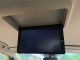 【フリップダウンモニター】大画面モニターで後席でもエンタメをお楽しみいただけます。小さなお子様にも大人気の装備です♪