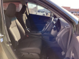 フロントは運転席と助手席が別々の広々としたセパレートシートです、運転席は、高さを調整できるハイトアジャスター付きです。