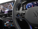 設定したスピードを上限に自動で加減速をし、一定の車間距離を保つ事で長距離運転の疲労を軽減する【ACC】が装備。