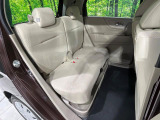 後部座席も気になるようなキズ・汚れやへたり等、大きなダメージはなく、良好な状態です。