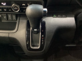 CVT車のセレクトレバーです。低速から高速まで、変速ショックのないスムーズな走りを実現するとともに、エンジン効率のよい領域を維持することで燃費にも貢献します。