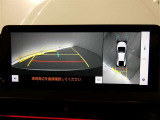 【全周囲モニター】車を上空から見下ろしたような映像をカーナビ画面に映し出し、車庫入れや縦列駐車をサポートしてくれます。