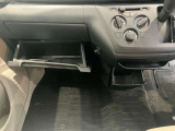 車検証入れになどにも使える便利な収納BOXあります。