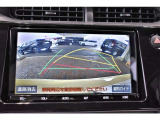バックガイドモニター付き。車両後方の映像をナビ画面に表示し、駐車などの後退操作をサポートします。