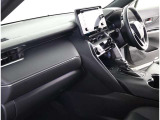 収納も便利で使いやすい。小物や大切な物をやさしく収納。カップホルダーの位置も使いやすいです♪