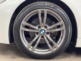 ●純正18インチアルミホイール:輸入車ならではの卓越した走りを支えるホイールと足回りです!日本車の走りに慣れている方にもぜひ体感して頂きたいほど、高いレベルでまとまっています!