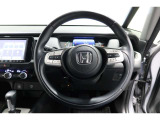 運転中もハンドルでの操作が可能です。特に高速道路等の目が離せない運転時には、便利さだけでなく、安全性も兼ね備えております。