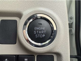 エンジンスタートボタンです。キーが車内にあれば、エンジンの始動・停止はブレーキを踏んでスイッチを押すだけ!キーを取り出す手間を省き、ワンプッシュでエンジンを操作するので簡単でスムーズです。