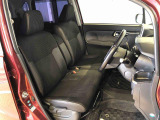 運転席の座面高さを調整できるシートリフターが付いています。フロントシートはベンチシートを採用で、座面も広く使い勝手もいいですよ♪