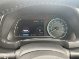 視認性の高いメーターで運転情報を的確に把握できます