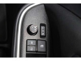 鍵の施錠開錠に合わせてドアミラーが開閉するオート格納機能付きのドアミラー。少し離れた場所からでも見た目で鍵の閉め忘れの確認が出来る便利な機能です。