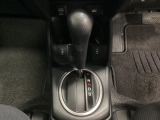 CVT車のセレクトレバーです。低速から高速まで、変速ショックのないスムーズな走りを実現するとともに、エンジン効率のよい領域を維持することで燃費にも貢献します。