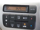 【オートエアコン】温度を設定すれば自動で快適な車内温度を保ちます。エアコン内部の高性能脱臭フィルターで車内のアレルゲンや花粉を除去。