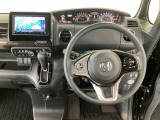 【ハンドル】運転にかかわる様々な操作を安全に行えるように視点移動が少なく操作性に配慮されたスイッチ類が凝縮されたコックピットです。