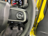 【レーダークルーズコントロール(全車速追従機能付】車内前方に装備されたカメラで先行車を認識し、車速に応じた車間距離を保ちながら追従走行を支援します。