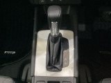 「e:HEV」搭載車です。日常シーンのほとんどをモーターで走行し、高速クルージングなどモーターよりもエンジンの方が効率が良い領域はエンジンで走行、あらゆる領域で優れた燃費走行を実現します。