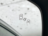 【ブラインドスポットモニター】走行中、ドアミラーの死角になりやすい箇所に後続車が接近するとサイドミラーのレンズに警告を表示!ドライバーに注意喚起をしてくれます。