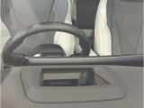 【ヘッドアップディスプレイ】現在の車速表示や目的地へのルート案内やメディア関連のリストを表示する事が可能です。視線移動を減らす事によりドライブに集中して頂けます。