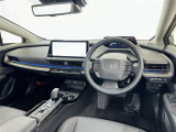 運転席まわりです。 各操作スイッチは使いやすい位置に配置されてます。