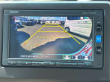 【バックモニター】後方の障害物や歩行者を確認できるバックモニター。狭い駐車場や混雑した場所でも安心して車を操作できます。