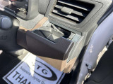 運転席・助手席の同じ位置に格納式のドリンクホルダーが付いています!取り出しやすい位置なのでとても便利です♪
