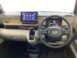 車内は光触媒抗菌消臭施工済です。スタイリッシュなデザインで暖かみのあるインパネ周りを演出します。グローブボックスやカップホルダーのほかにトレーなどたくさんの収納スペースが装備されています。