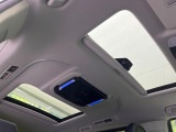 【サンルーフ】開放感たっぷりの希少装備、サンルーフが装着されています!車内に明かりを取り入れたり景色を楽しむ以外にも、車内の空気も簡単に換気できて快適です!