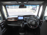 【インパネ周り】広々とした視界性の良い運転席です。ゆったりとした快適な乗り心地で運転できます。インテリアカラーは黒を基調としています。漆黒に映えるクロームメッキの輝きが上質さを演出しています。
