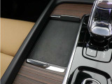 対応機種のスマートフォンを、トンネルコンソールの下のラバープレートに置いておくだけで充電可能。センターディスプレイの機能ビューを使用して、充電プレートのオンとオフを切り替えることができます。