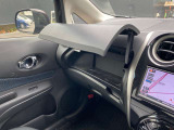 便利な小物入れがグローブBOXの上にも付いています。