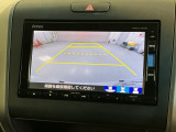 リバースギアに入れるだけで後方の表示へ切り替わります。夜間や雨の日の駐車も楽になりますよ。