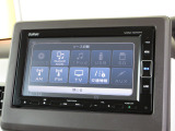 ナビゲーションは純正メモリーナビ(VXM-184VFi)を装着しております。AM、FM、CD、DVD再生、Bluetooth、フルセグTVがご使用いただけます。初めて訪れた場所でも安心ですね!
