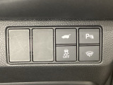 ハンドルの右側にHondaセンシング用のVSA解除スイッチとパワーテールゲートスイッチなどがついています。パワーテールゲートスイッチは車内からでもテールゲートの開け閉めを電動でできます。