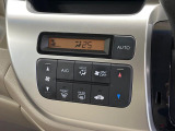 【オートエアコン】一度お好みの温度に設定すれば、車内の温度を検知し風量や温度を自動で調整。暑い&hellip;寒い&hellip;と何度もスイッチ操作をする必要はありません。快適な車内空間には必須の機能ですね♪