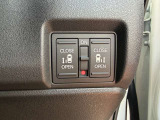 【両側電動スライドドア】当車両は両側電動スライドドアです。外側からも開閉できますが、運転席からもできます◎雨の日や両手がふさがっているときは便利ですね♪