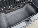 ラゲッジスペースの下に大きな収納もございます。洗車道具等を収納できます。