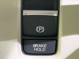【オートブレーキホールド】信号待ちや渋滞で停車時にブレーキから足を離しても、停止状態を保持してくれます。前進するときはアクセルを踏めば自動で解除されるので安心♪街乗り運転が楽になります♪