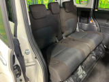 後部座席も気になるようなキズ・汚れやへたり等、大きなダメージはなく、良好な状態です。