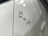 【ブラインドスポットモニター】走行中、ドアミラーの死角になりやすい箇所に後続車が接近するとサイドミラーのレンズに警告を表示!ドライバーに注意喚起をしてくれます。
