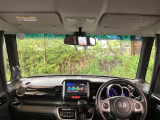 フロントガラスが大きく、ワイドな視界で運転もしやすくなるように設定されています。視認性のよいインパネ周りです。操作スイッチやカップホルダーも使いやすい位置に配置されています。