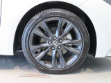 純正のアルミホイール装着車です。タイヤサイズは215/45R17です。