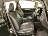 広い足元にゆったり座れるシートには肘掛けも装備しており長距離の運転でも疲れにくくなってます。女性でも運転がしやすいように、シートの高さ調整機能(シートリフター)がついています。