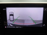 ギアをリバースに入れると車両後方の映像を映し出します。画面にはガイドラインが表示され、車庫入れや縦列駐車などの際に安全確認をサポートします。