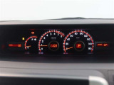 とっても見やすいメーターです。夜間時はラグジュアリーな気分にさせてくれる照明が魅力ですので、夜のドライブも楽しみになりますよ♪
