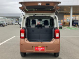 バックドアは雨でも荷が濡れにくい上開き跳ね上げ式。レジャーやショッピングの荷物も積みやすそうですね!