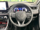 【ステアリングヒーター】冬場に冷たくなりやすい革巻きステアリングを、スイッチ一つで素早く適温に!エアコンよりも早く温まってくれるので、寒い日の運転も快適になりますね♪
